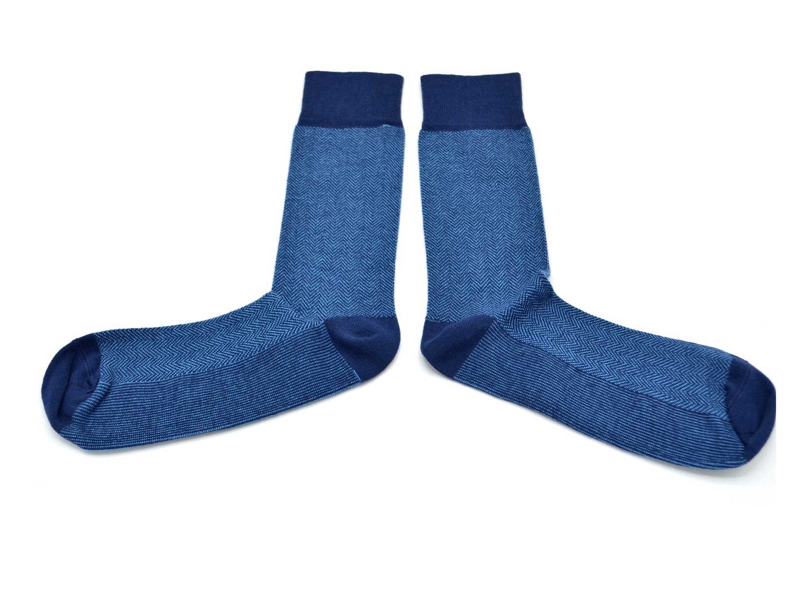 chaussettes-fantaisie-hommes-femmes-en-coton-bleu-marine-à-motifs-chevrons-bleu-ciel-remaillées-à-la-main